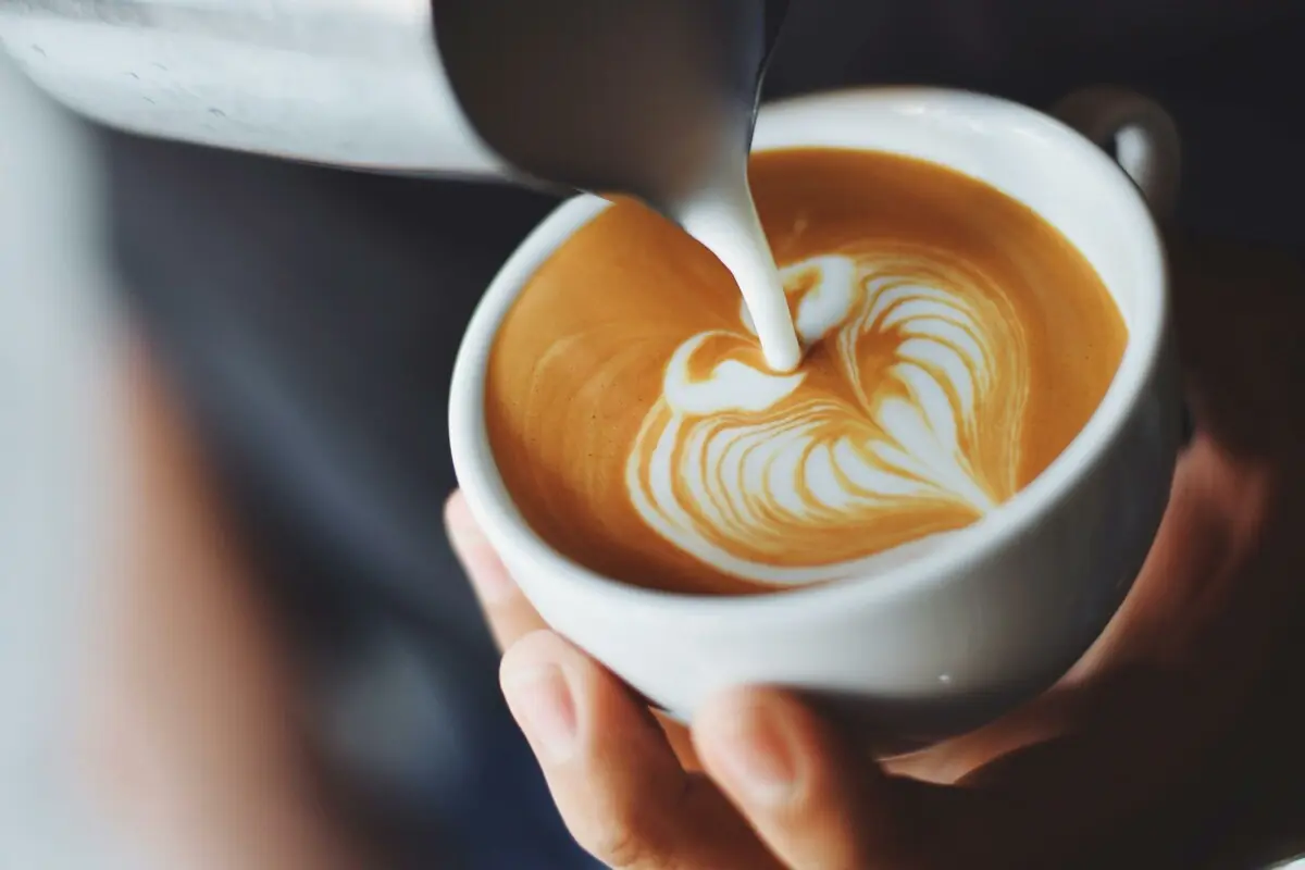 Prezentări de Cafea Instagram-Worthy: Ghidul Complet pentru Latte Art și Garnisiuri Spectaculoase