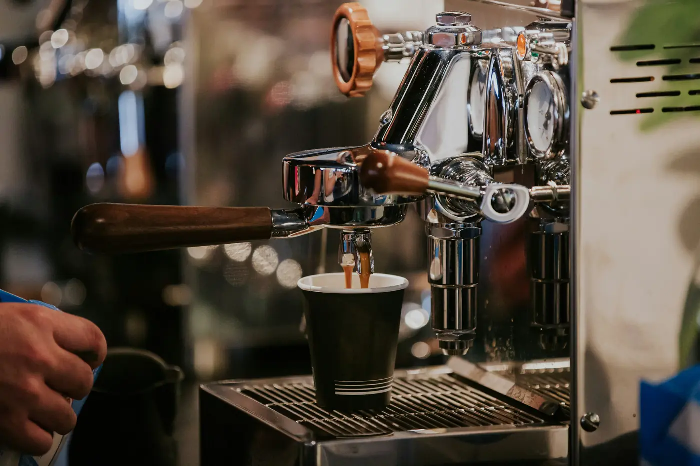 Apa Ta Omoară Espressorul: Ghid Complet de Purificare a Apei pentru Cafenele 2026