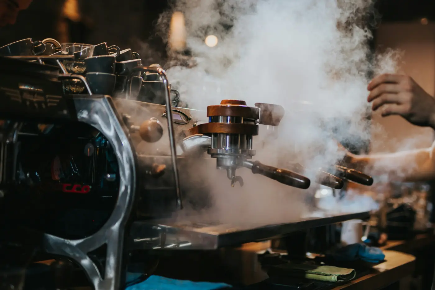 Cum să Spumezi Laptele Perfect: Ghid Complet pentru Cappuccino și Latte Acasă